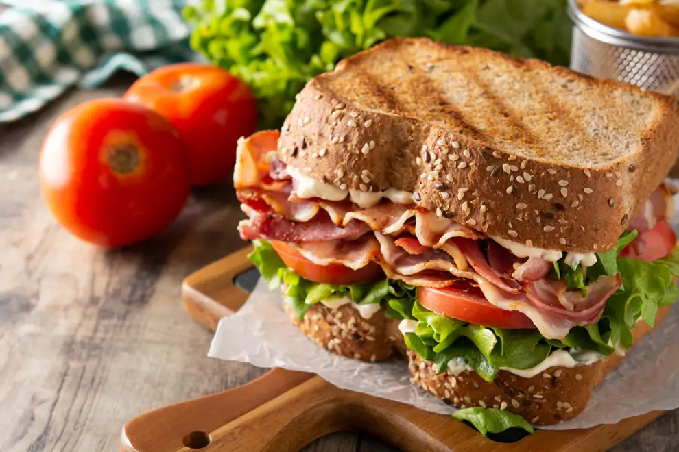 Bocadillo de pavo, lechuga y tomate.