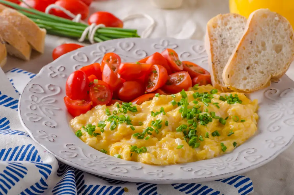 Huevos revueltos con tomates cherry.