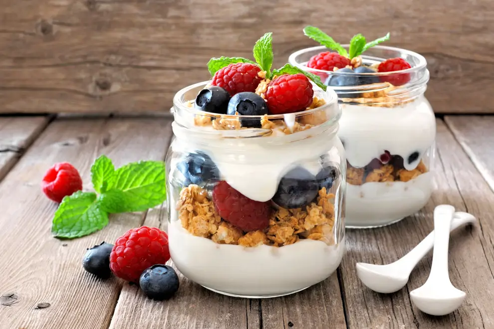 Parfait de yogur, muesli y frutos rojos.