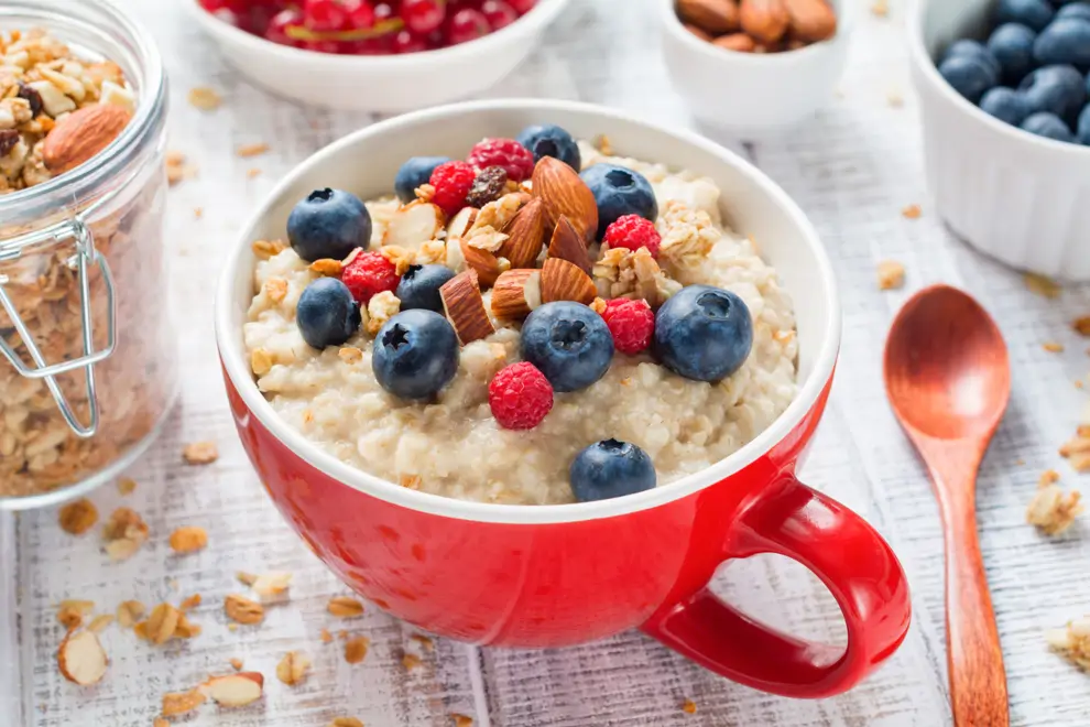 Porridge de avena y frutos rojos.
