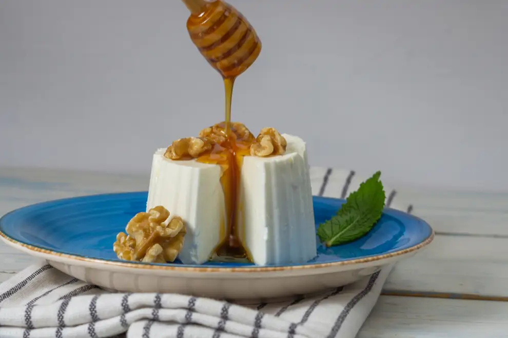 Queso fresco con miel y nueces.