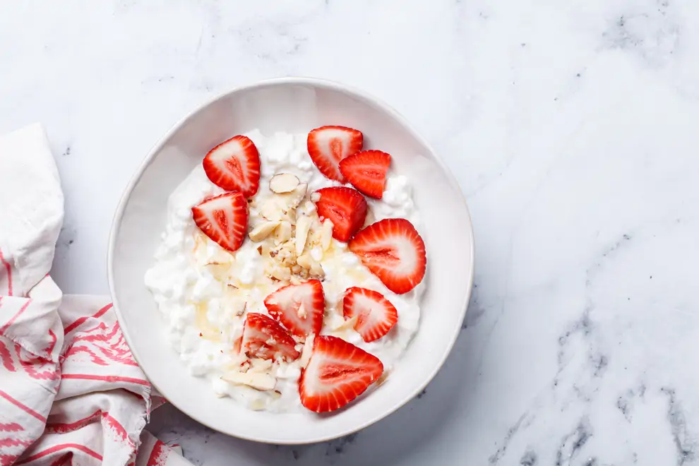 Queso fresco batido con fresas y avena