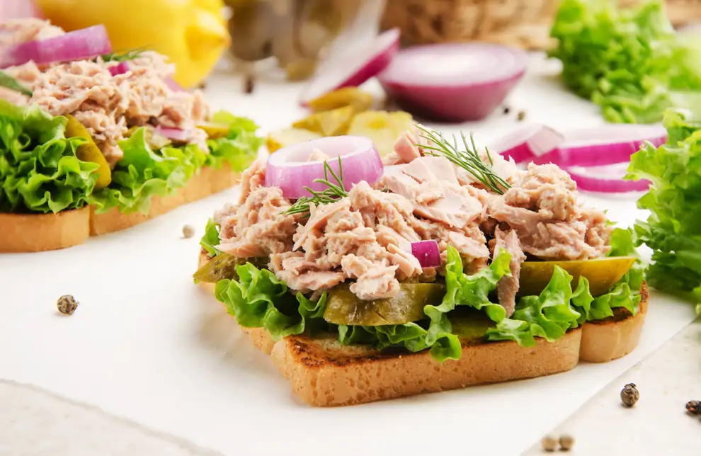Tostada con atún y lechuga