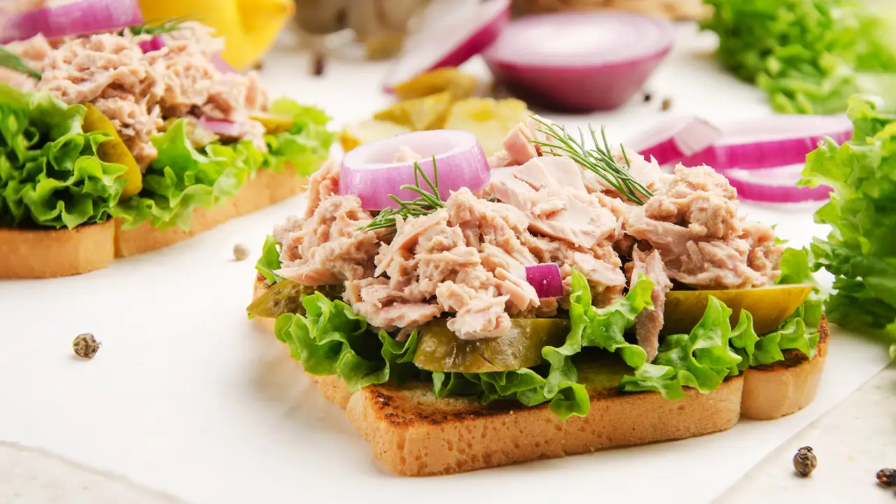 Tostada con atún y lechuga