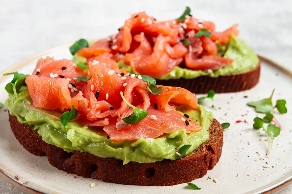 Tostada de aguacate y salmón