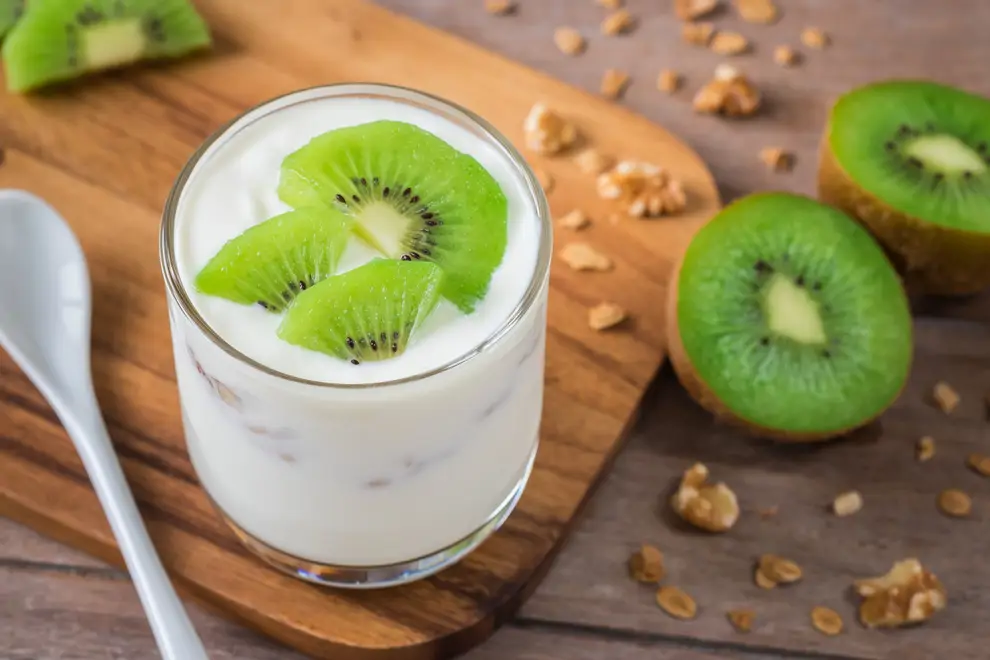 Yogur con frutos secos y kiwi